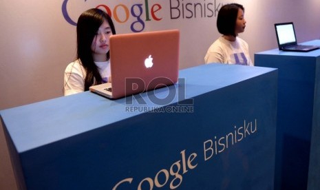 Pemandu membantu mengisikan data UKM saat diskusi bersama Google. Head of Brand Marketing Google Indonesia Muriel Makarim mengatakan potensi pertumbuhan talenta digital Indonesia sejalan dengan peningkatan ekonomi digital di dalam negeri.