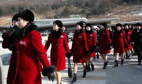 Pemandu sorak Korea Utara (Korut) saat tiba di Gapyeong, Korea Selatan, Rabu (7/2). Delegasi Korut tiba untuk Olimpiade Musim Dingin Pyeongchang.