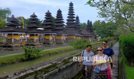 Pemandu wisata memberi penjelasan kepada turis asing di kawasan obyek wisata Pura Taman Ayun, Badung, Bali, Kamis (12/3/2020).