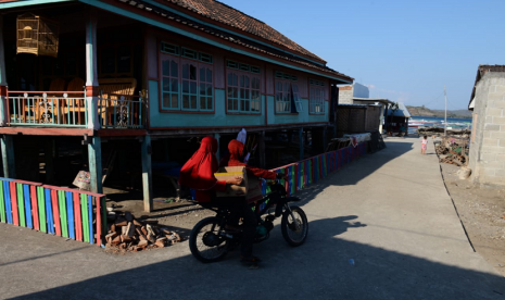   Pemanfaatan dana desa Tahun 2017 untuk betonisasi jalan di Desa Labuhan Ijuk, Kecamatan Moyo Hilir, Kabupaten Sumbawa, Nusa Tenggara Barat, Selasa (11/9).