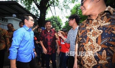 Pemanggilan Kader PDIP. Gubernur DKI Jakarta Sekaligus Kader PDIP Djarot syaiful Hidayat memberikan keterangan terkait usai pemanggilan Ketua umum PDIP kepada sejumlah kader di Kediaman Ketua Umum PDIP Megawati Soekarno Putri di jalan Teuku Umar, Jakarta, Sabtu (14/10).