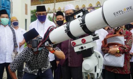 MUI Padang: Gerhana Matahari Pengingat Umat Manusia. Foto: Pemantauan Gerhana Matahari di halaman Masjid Raya Sumbar, Ahad (21/6).