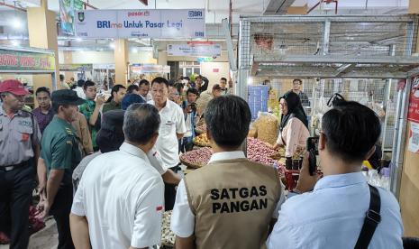 Pemantauan harga pangan di pasar tradisional Kota Solo.