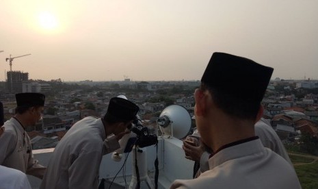 Pemantauan hilal di Masjid Raya KH Hasyim Asyari, Jakarta Barat, Kamis (14/6).