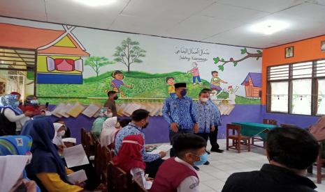 Pemantauan PTM 100 persen hari pertama dan vaksinasi di SDN Cipanengah CBM Kota Sukabumi, Senin (17/1/2022). Sukabumi Tetap Gelar PTM 100 Persen Meski Berstatus PPKM Level 2