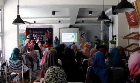 Pemaparan materi dari psikolog pada Keluarga Cerdas Elzatta