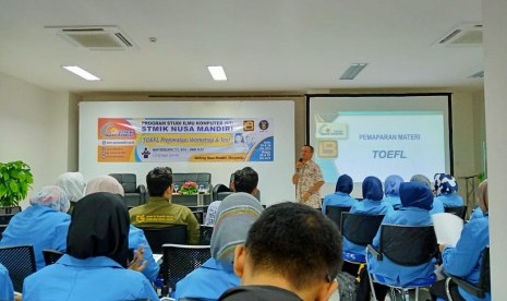 Pemaparan materi oleh Jimmi pada Workshop ‘TOEFL Prepation Workshop & Test’ yang diselenggarakan oleh  STMIK Nusa Mandiri.