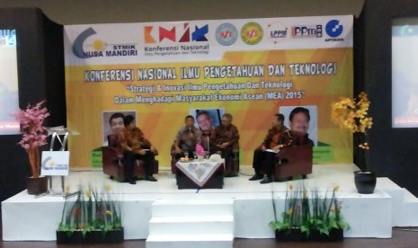 Pemaparan panelis padaKonferensi Nasional Ilmu Pengetahuan dan Teknologi (KNIT) 2015 yang diadakan oleh LPPM STMIK Nusa Mandiri di Bekasi, Sabtu (8/8). 