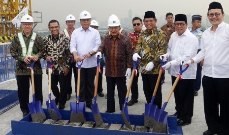 Pemasangan atap (topping off) Gedung Hasanah DMI di Matraman, Jakarta Timur.