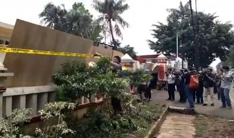 Pemasangan garis polisi di depan kantor Mapolsek, Ciracas, Jakarta Timur