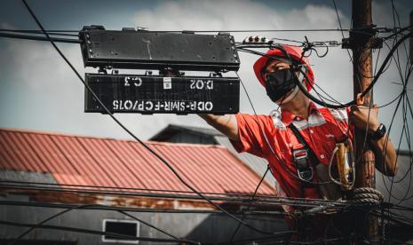 Pemasangan internet Indihome Telkom. Direktur Digital Business PT Telkom Indonesia (Persero) Tbk Muhamad Fajrin Rasyid menyebut, infrastruktur internet terutama di daerah terdepan, terpencil, dan tertinggal perlu dibangun oleh pemerintah bersama dengan pelaku usaha.