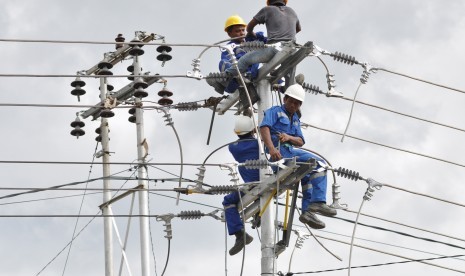 Pemasangan jaringan listrik PLN. (Ilustrasi). PLN NTT menyambung listrik di 33 desa di Flores.