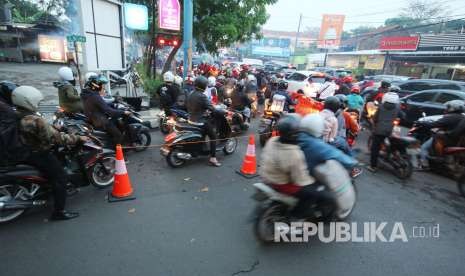 Pemasangan pembatas jalan di Jalan Natuna-Jalan Sunda untuk memperlancar arus lalu lintas dalam rekayasa jalan di sejumlah ruas jalan, di Kota Bandung, Selasa (2/10).