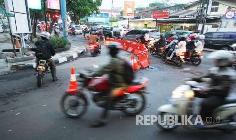 Pemasangan pembatas jalan di Jalan Natuna-Jalan Sunda untuk memperlancar arus lalulintas dalam rekayasa jalan di sejumlah ruas jalan, di Kota Bandung, Selasa (2/10).