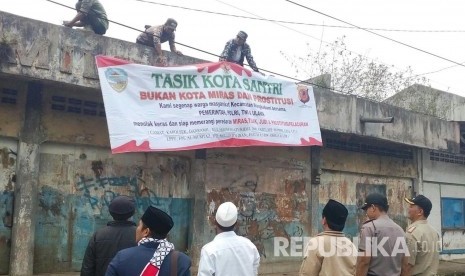 Pemasangan spanduk antimaksiat di eks Terminal Cilembang, Kota Tasikmalaya (Ilustrasi). Maksiat memberikan dampak terhadap ketahanan sebuah peradaban 