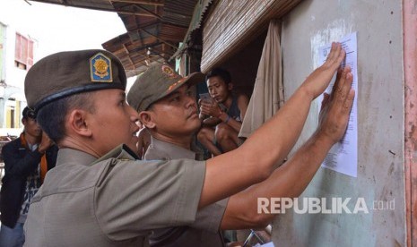 Pemasangan Surat Peringatan ketiga (SP3) di rumah-rumah warga Bukit Duri, Jakarta Selatan, yang sudah dikosongkan, Rabu (5/7) pagi.