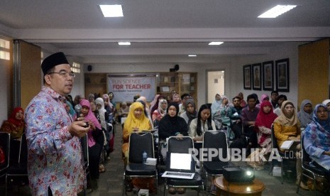 Pemateri Raden Ridwan Hasan Saputra memberikan materi pada kegiatan Fun Science For Teacher di Kantor Republika, Jakarta, Sabtu (20/5).