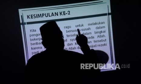 Raden Ridwan Hasan Saputra memberikan materi pada kegiatan Fun Science For Teacher di Kantor Republika, Jakarta. (ilustrasi)