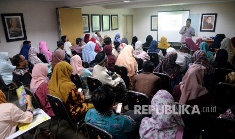 Pemateri Raden Ridwan Hasan Saputra memberikan materi pada kegiatan Fun Science For Teacher di Kantor Republika, Jakarta, Sabtu (20/5). 