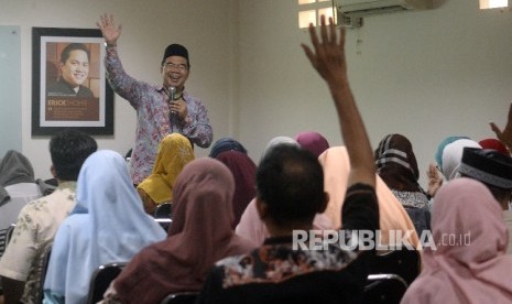 Pemateri Raden Ridwan Hasan Saputra memberikan materi pada kegiatan Fun Science For Teacher di Kantor Republika, Jakarta.