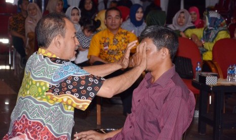 Pemateri seminar dari Komnas Pengendalian Tembakau Fuad Baradja juga langsung mengadakan demo praktik terapi berhenti merokok yang diikuti oleh pekerja Pertamina RU VI Balongan yang tertarik untuk segera berhenti merokok. 