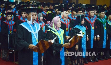 Pembacaan Janji wisudawan pada Pelantikan Lulusan Program Doktor, Magister, Profesi dan sarjana Unisba Gelombang I tahun Akademik 2018/2019, di Aula Unisba, Kota Bandung, Sabtu (23/2).