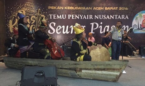 Pembacaan puisi di acara Temu Penyair Nusantara, Meulaboh, Aceh Barat.