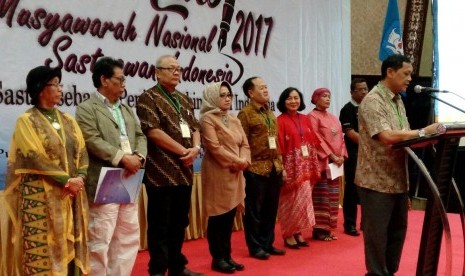 Pembacaan rekomendasi Musyawarah Nasional Sastrawan Indonesia (Munsi) II (foto atas),Mendikbud Muhadjir Effedy sedang menyimak masukan Radhar Panca Dahana (foto bawah).