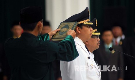 Pembacaan sumpah jabatan Bupati Cianjur Irvan Rivano Muchtar beserta wakilnya Herman Suherman periode 2016/2021 di Gedung Sate, Kota Bandung, Rabu (18/5). (Foto: Dede Lukman Hakim)