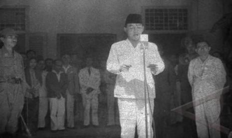 Pembacaan teks proklamasi oleh Bung Karno dan Bung Hatta.