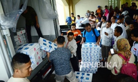 Pembagian 48,8 Ton ikan beku jenis makarel kepada masyarakat oleh Kementrian Kelautan dan Prikanan (KKP) bersama Dinas Kelautan dan Perikanan Provinsi Jabar pada Sosialisasi program Gerakan Masyarakat Makan Ikan (Gemarikan) di Pusdai, Kota Bandung beberapa waktu lalu