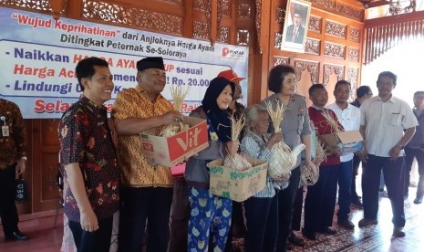 Pembagian ayam hidup kepada warga kurang mampu di Kota Solo yang dilakukan oleh Pinsar Indonesia, di kantor Kelurahan Jebres, Solo, Rabu (26/6).