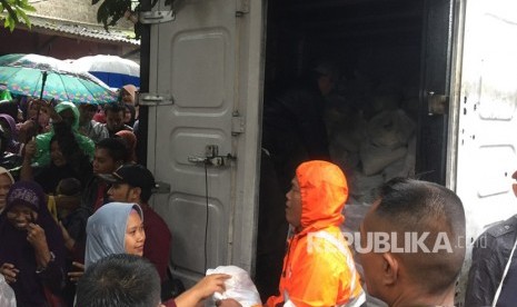 Pembagian bantuan bagi korban banjir bandang Tasikmalaya, Jumat (9/11).