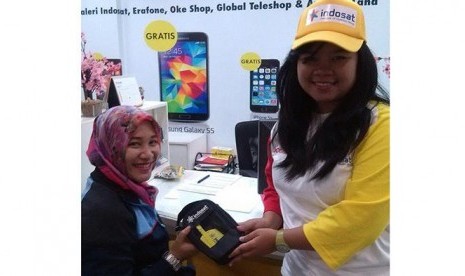 Pembagian bingkisan Indosat pada pelanggan