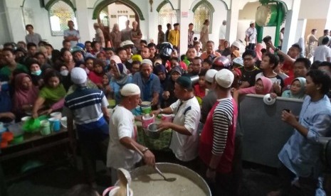 Pembagian bubur di Masjid Darusalam Solo