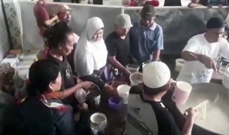 Pembagian bubur samin di Masjid Darussalam, Jayengan, Solo. 