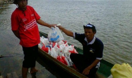 Pembagian daging kurban di Kalimantan Tengah