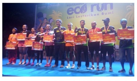 Pembagian hadiah bagi pemenang lomba lari Pertamina Eco Run 2017 dari Kategori Race Run 10K untuk kategori umum, pelajar dan master di Pantai Festival Ancol, Jakarta, Sabtu (16/12). 