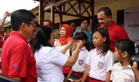 Pembagian kacamata oleh Astra di Entikong, Kalimantan Barat, Selasa (12/1).