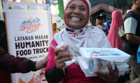 Pembagian makanan berbuka puasa untuk masyarakat di TPST Piyungan, Kabupaten Bantul, DIY, Rabu (15/5). 