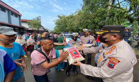 Pembagian paket baksos oleh Polres Purbalingga, Jumat (9/9/22). 