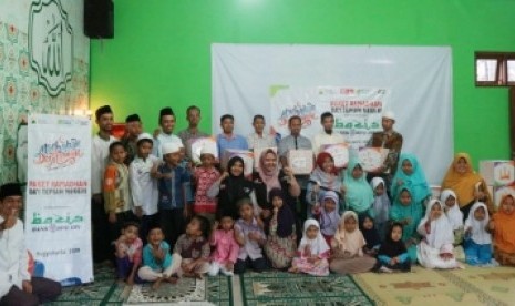 Pembagian Paket Ramadhan dari ACT DIY kepada ustaz-ustaz Dai Tepian Negeri di Kabupaten Bantul, Jumat (31/5). 