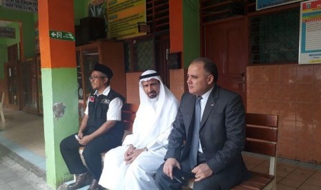 Pembagian paket sembako dari Kedubes Uni Emirat Arab bekerja sama dengan Aksi Cepat Tanggap Foundation di Kampung Muka,  Ancol,  Sabtu (26/5). 