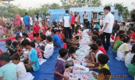 Pembagian paket takji kepada korban kebakaran di Muara Kamal, Jakarta Utara.