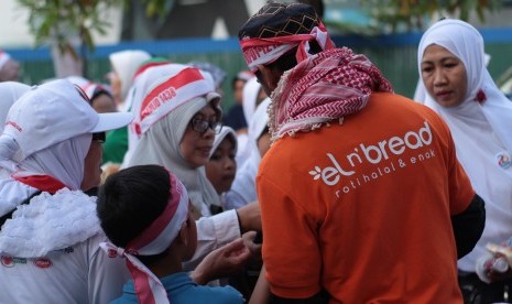 Pembagian roti gratis dari El n'Bread di acara 1212, Senin (12/12).