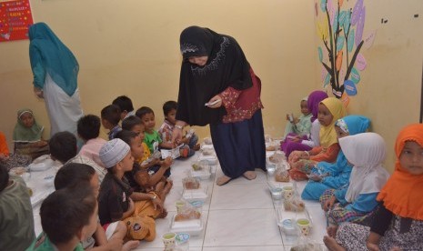 Pembagian santunan bagi anak-anak RUMAN, Aceh