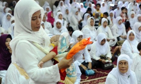 Pembagian mukena gratis di Masjid Sunda Kelapa, Jakarta, Rabu (18/6). (Republika/Tahta Aidilla)