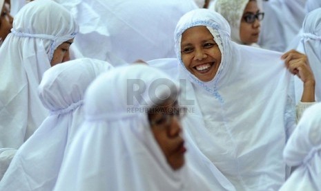 Pembagian mukena gratis di Masjid Sunda Kelapa, Jakarta, Rabu (18/6) (ilustrasi) (Republika/Tahta Aidilla)