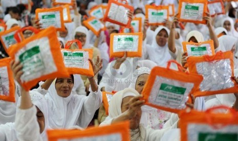  Pembagian mukena gratis di Masjid Sunda Kelapa, Jakarta, Rabu (18/6). (Republika/Tahta Aidilla)