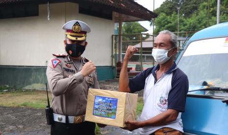 Pembagian Sembako bagi para sopir angkot di Denpasar.